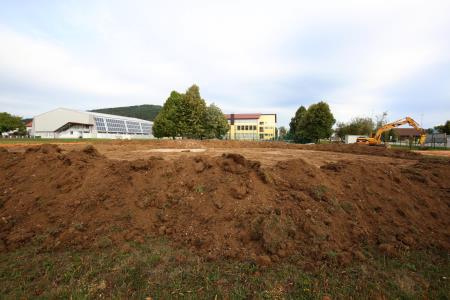 OBNOVA NOGOMETNEGA IGRIŠČA IN TEKAŠKE STEZE PRI OŠ CERKNICA 13 FOTO LJUBO VUKELIČ